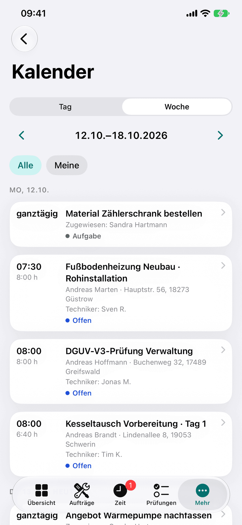 Zunftheld-App: Kalender als Wochenliste des Teams mit einer Aufgabe und Terminen, je mit Kunde, Adresse, Techniker und Status